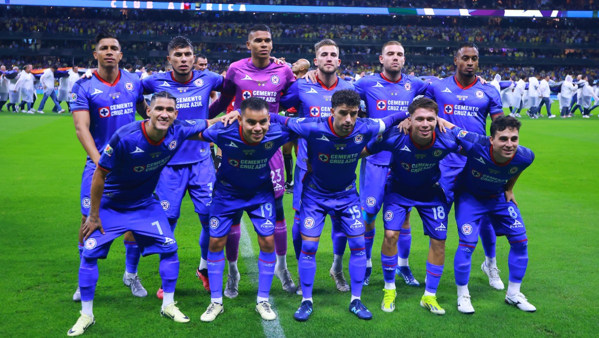 Autobús de Cruz Azul termina con vidrios rotos en su llegada al Estadio Azteca (Imago7)