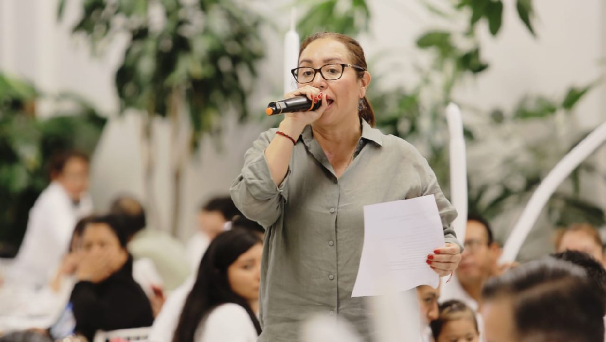 Azucena Cisneros promete atender necesidades de escuelas. Foto: (Especial)