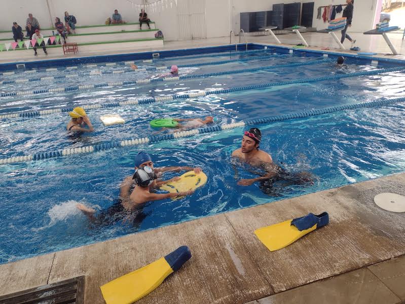 Ante altas temperaturas, habitantes de Tulancingo se refrescan en alberca municipal