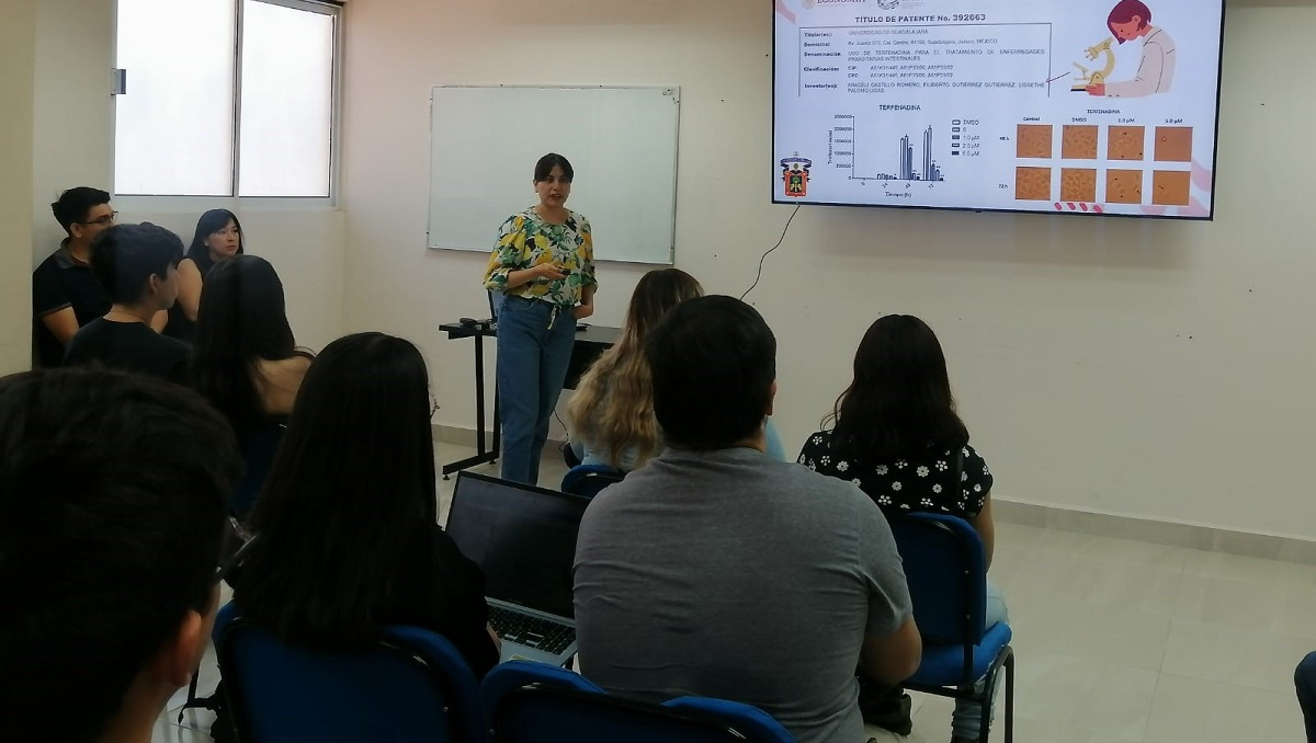 Alumnos en conferencia del simposio. (cortesía)