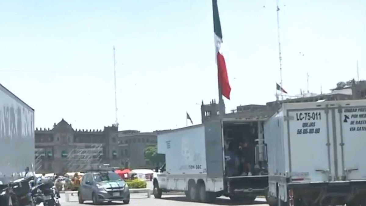 CNTE retiene camiones para montaje del escenario de Sheinbaum en CdMx