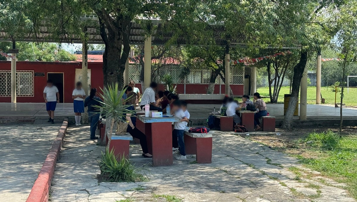 Hay escuelas que han tenido que tomar clases fuera de las aulas. Foto: Marcela Cuevas