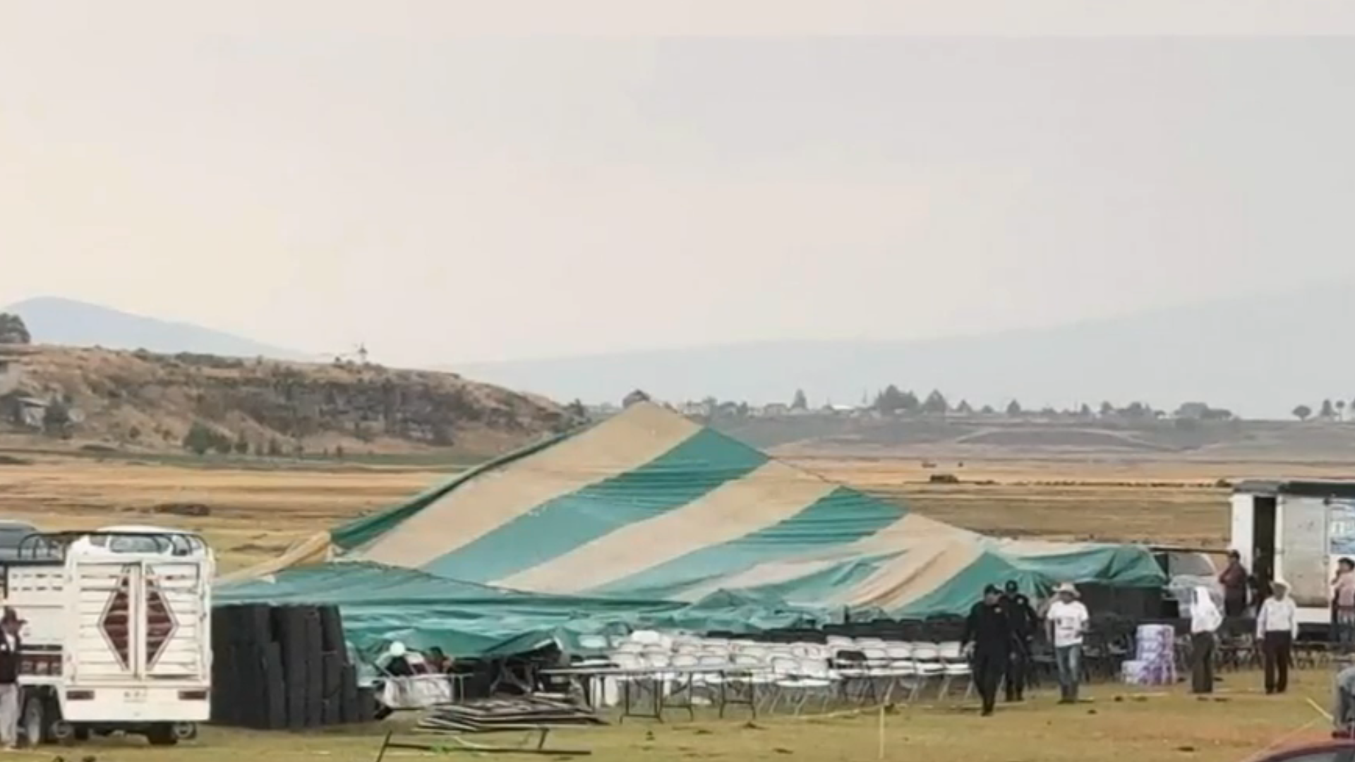 Por fuertes vientos, cae lona durante mitin en Ixtlahuaca, Edomex