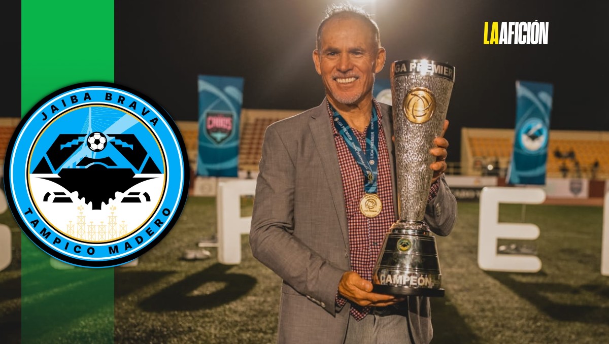Gastón Obledo, director técnico del Tampico-Madero, con la copa de la Liga Premier Mx.