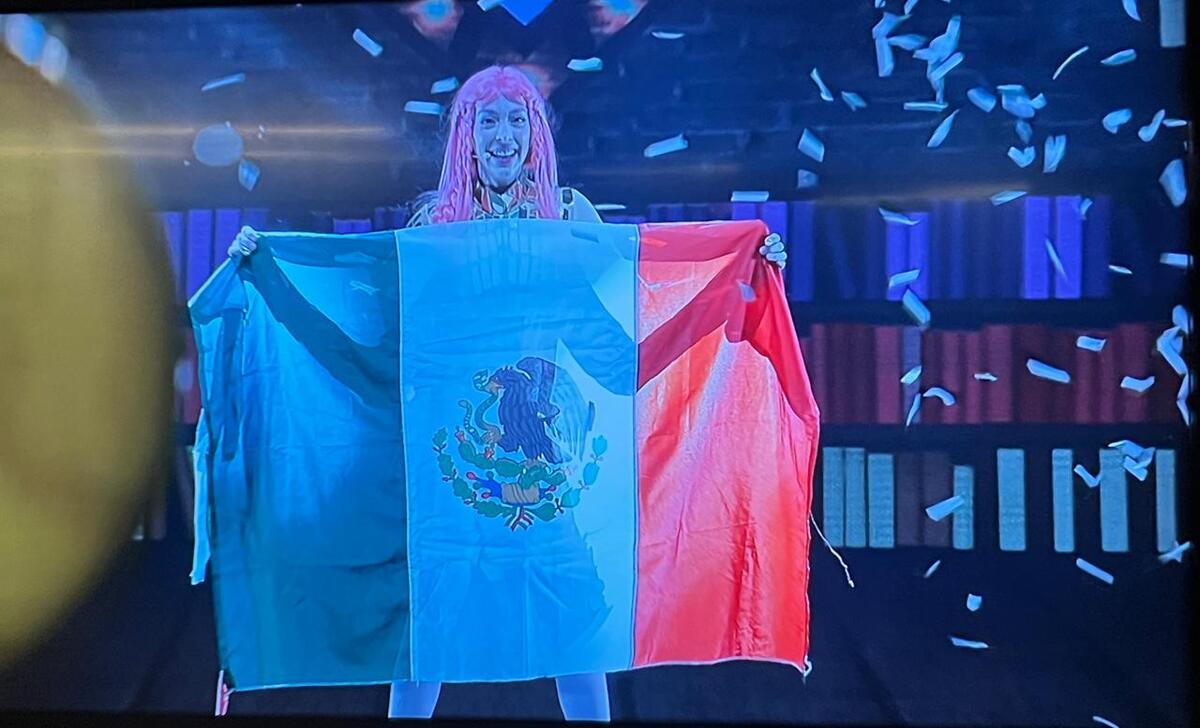 La intérprete agradeció el apoyo con una bandera tricolor. Foto: Lizbeth Cruz
