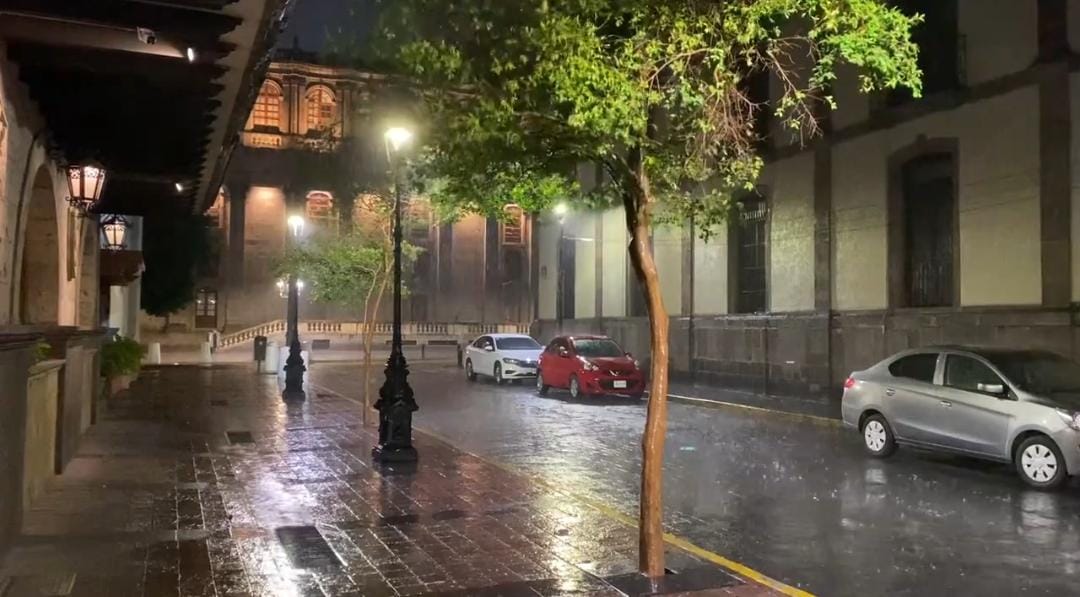 Fuerte lluvia sorprende a Guadalajara la tarde de este martes 28 de mayo (X: @OursNetwork)