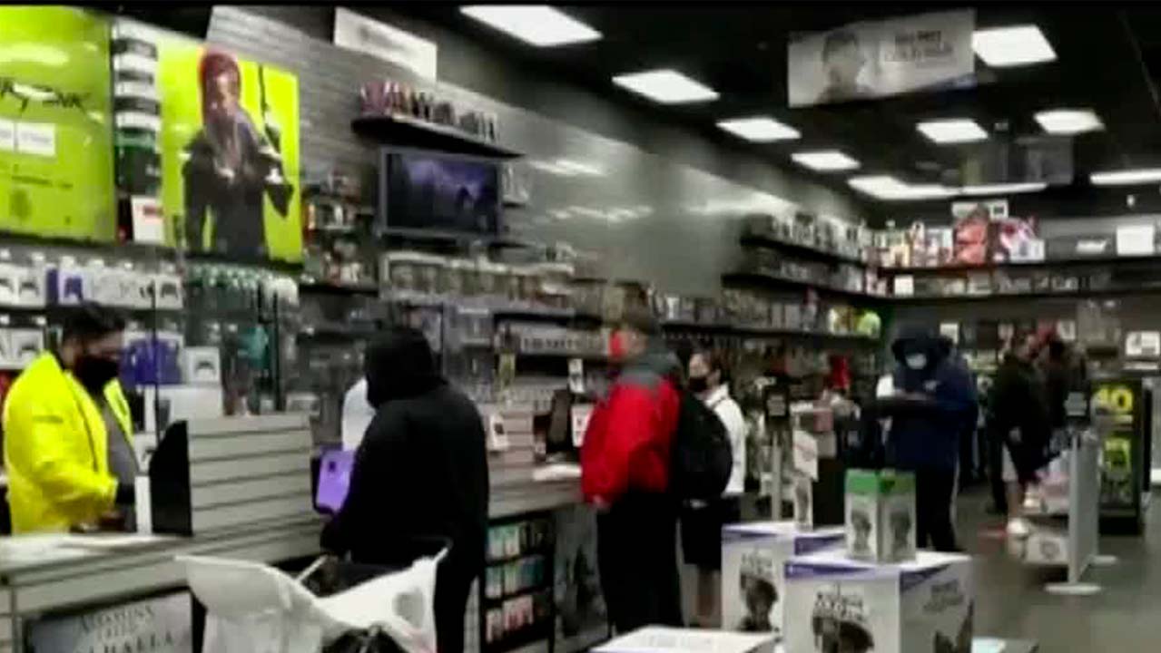 GameStop 'se dispara' tras recaudar 933 mdd en venta de acciones