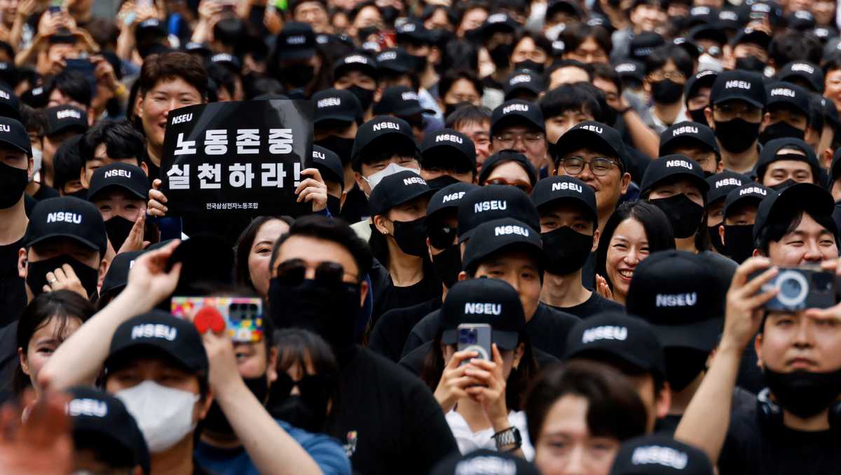 Miembros del sindicato exigen “respeto al trabajo” frente al edificio Samsung Electronics Seocho en Seúl, Corea del Sur. | Reuters