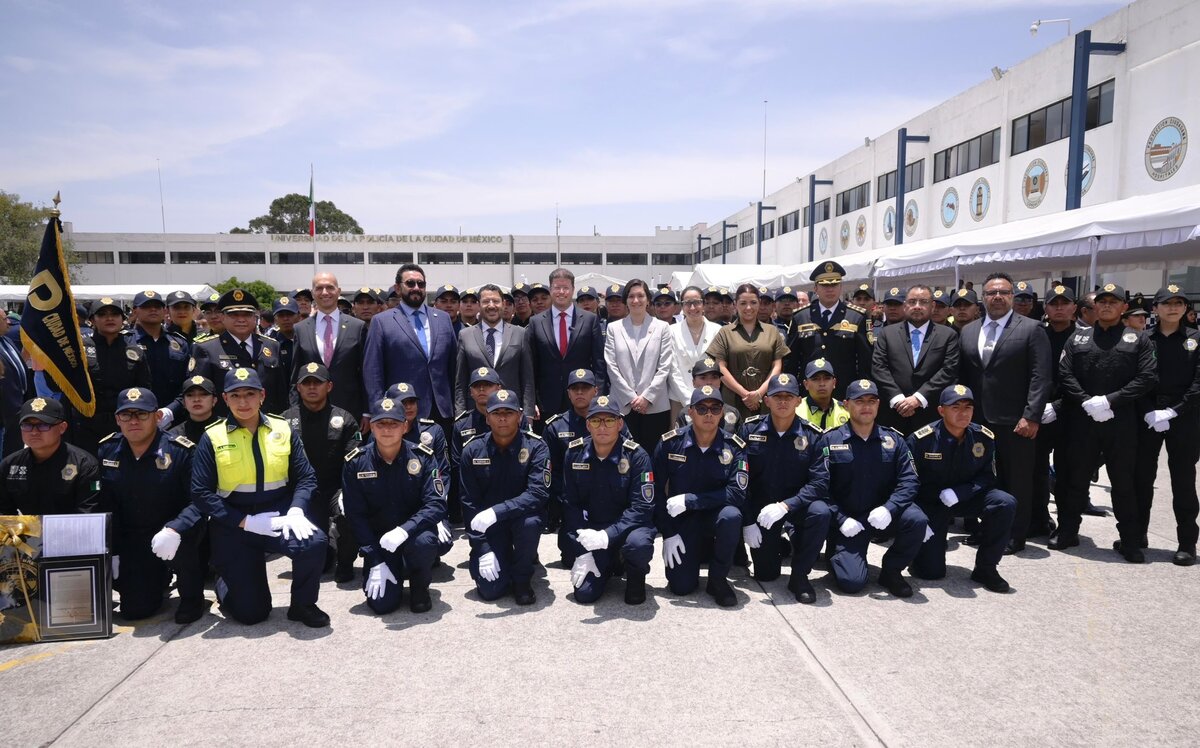 Pablo Vázquez entregó reconocimientos a los cadetes.