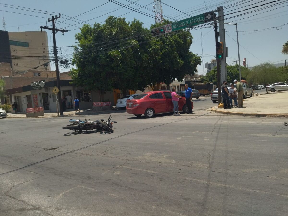 En Torreón, arrollan a motociclistas en calle Abasolo y Leona Vicario. | Eunice Muñoz.