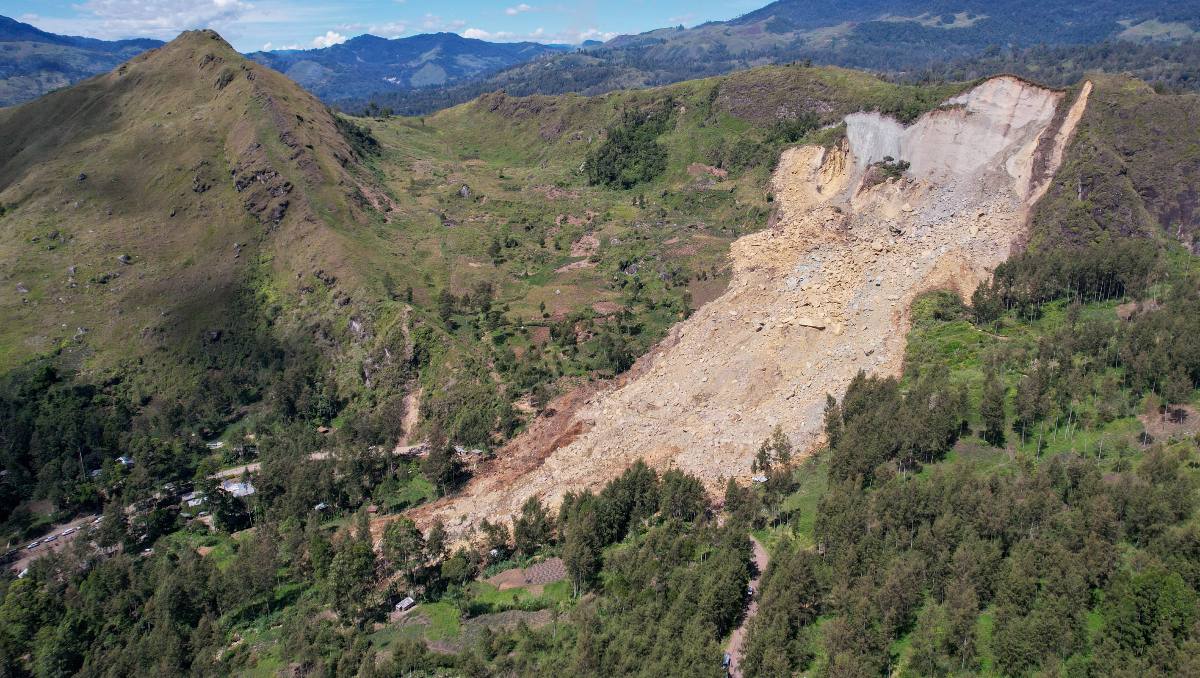Vecinos buscan entre los restos de un deslave en la población de Yambali, en las tierras altas de Papúa Nueva Guinea | AP