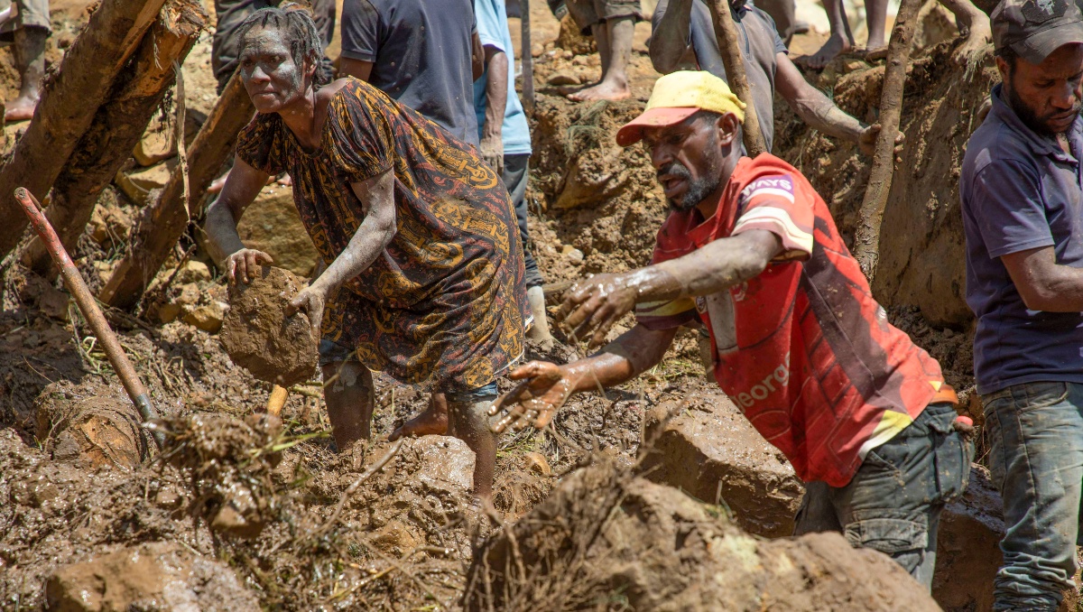 Vecinos buscan entre los restos de un deslave en la población de Yambali, en las tierras altas de Papúa Nueva Guinea | AP