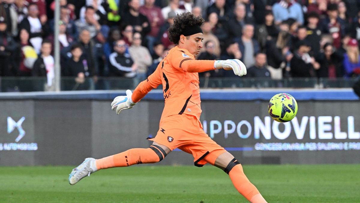 Guillermo Ochoa se despide de la Salernitana (Reuters)