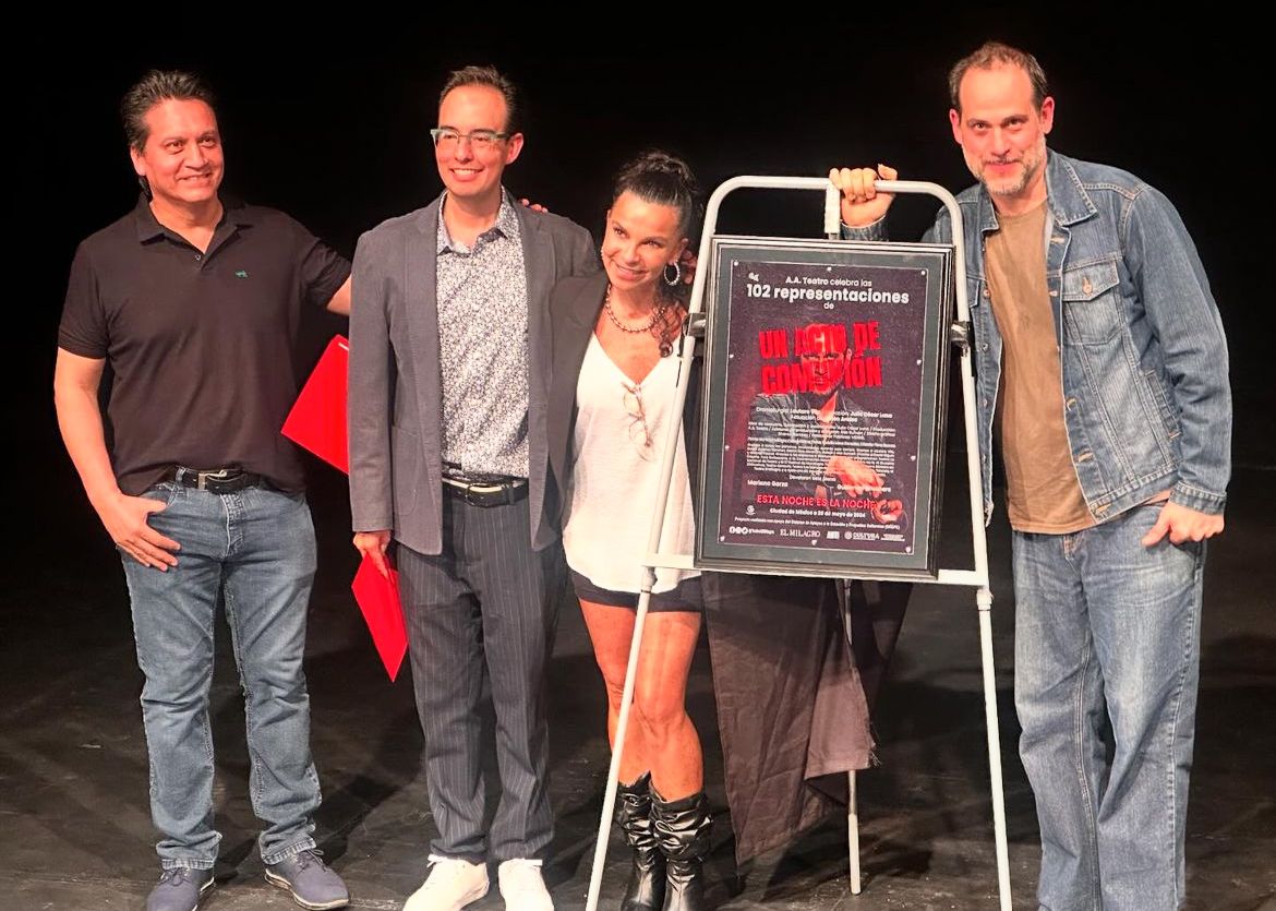 Guillermo Wiechers y Mariana Garza develan placa de un Acto de comunión / Alejandro Membrillo
