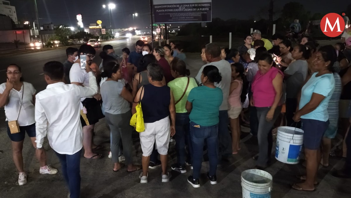 Habitantes bloquean avenida por crisis de agua en Altamira