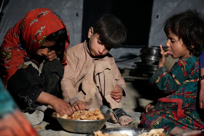 Niños afganos comen en un refugio improvisado tras un terremoto en el distrito de Gayan de la provincia de Paktika, Afganistán | Foto: AP