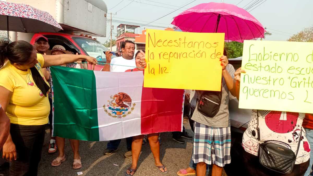 Padres de familia protestan por falta de luz en escuelas de Tabasco / Especial