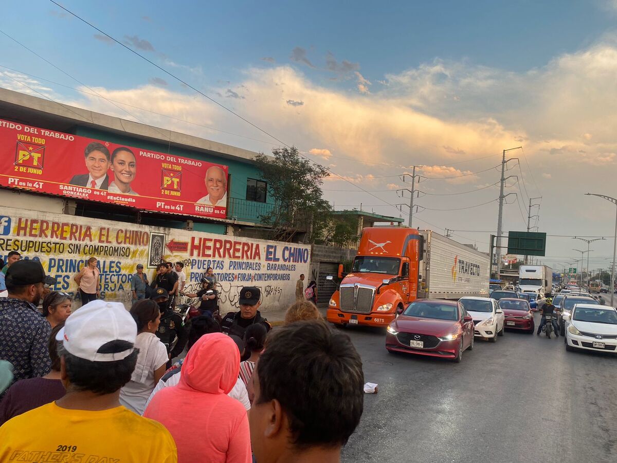 Habitantes de la colonia Topo Chico bloquearon la avenida Bernardo Reyes. Foto: Miranda Arias