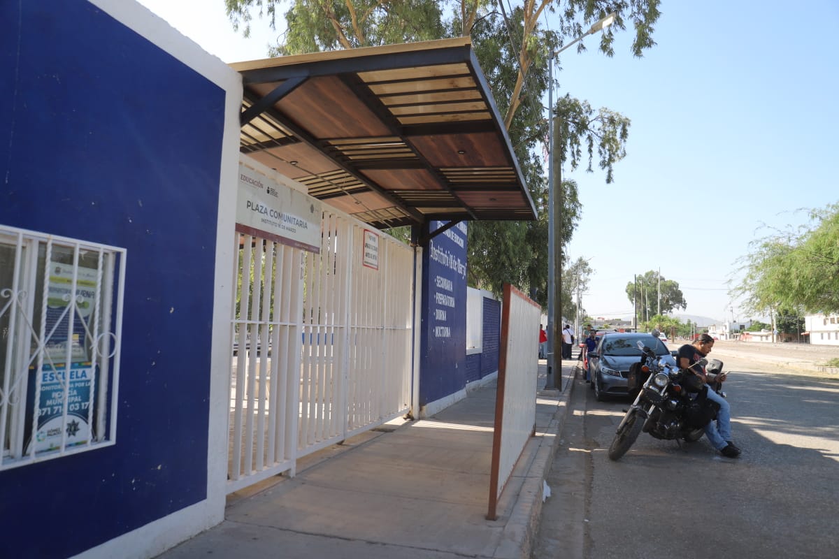 Maestros tomaron las instalaciones del 18 de Marzo y suspendieron actividades escolares. (Rolando Riestra)