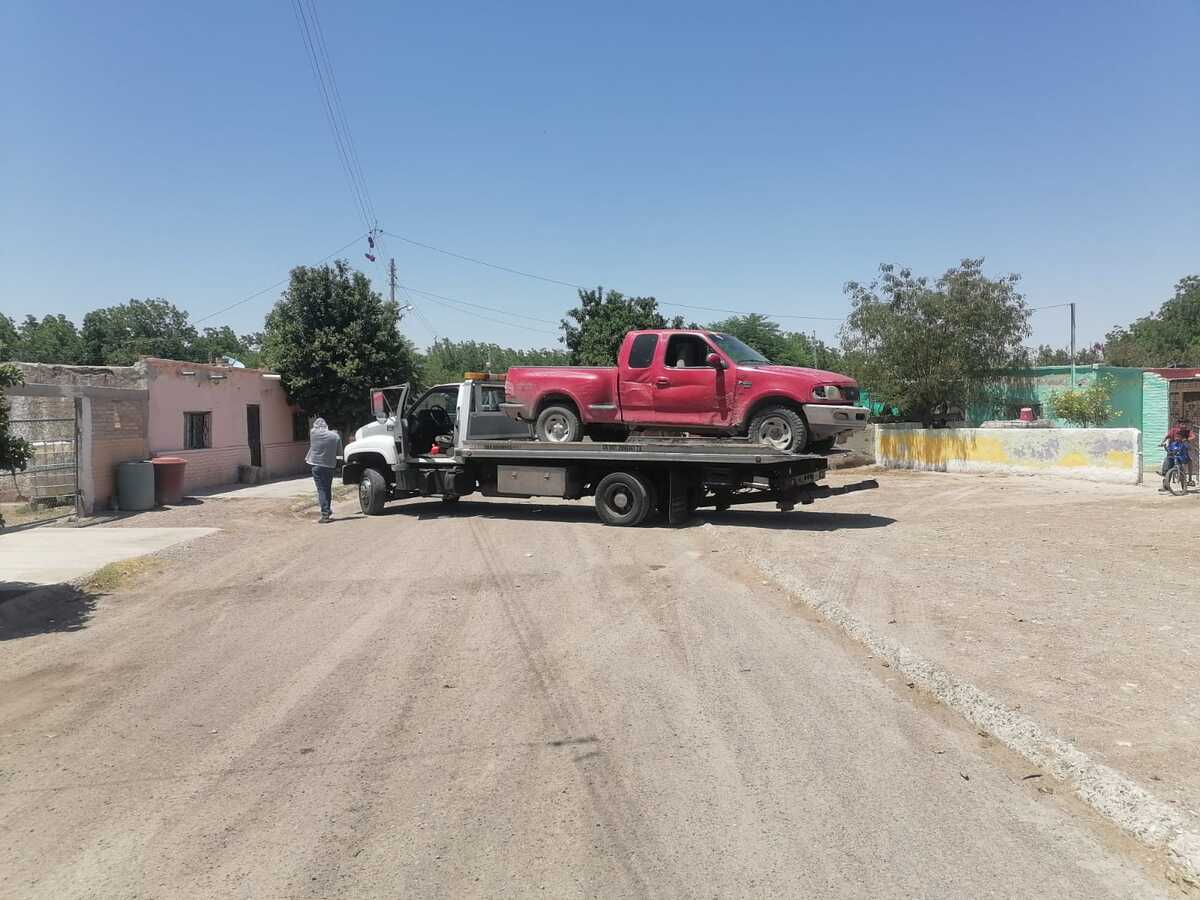 Las pipas estaban estacionada en fila y por ello la camioneta chocó contra las dos. (Especial)