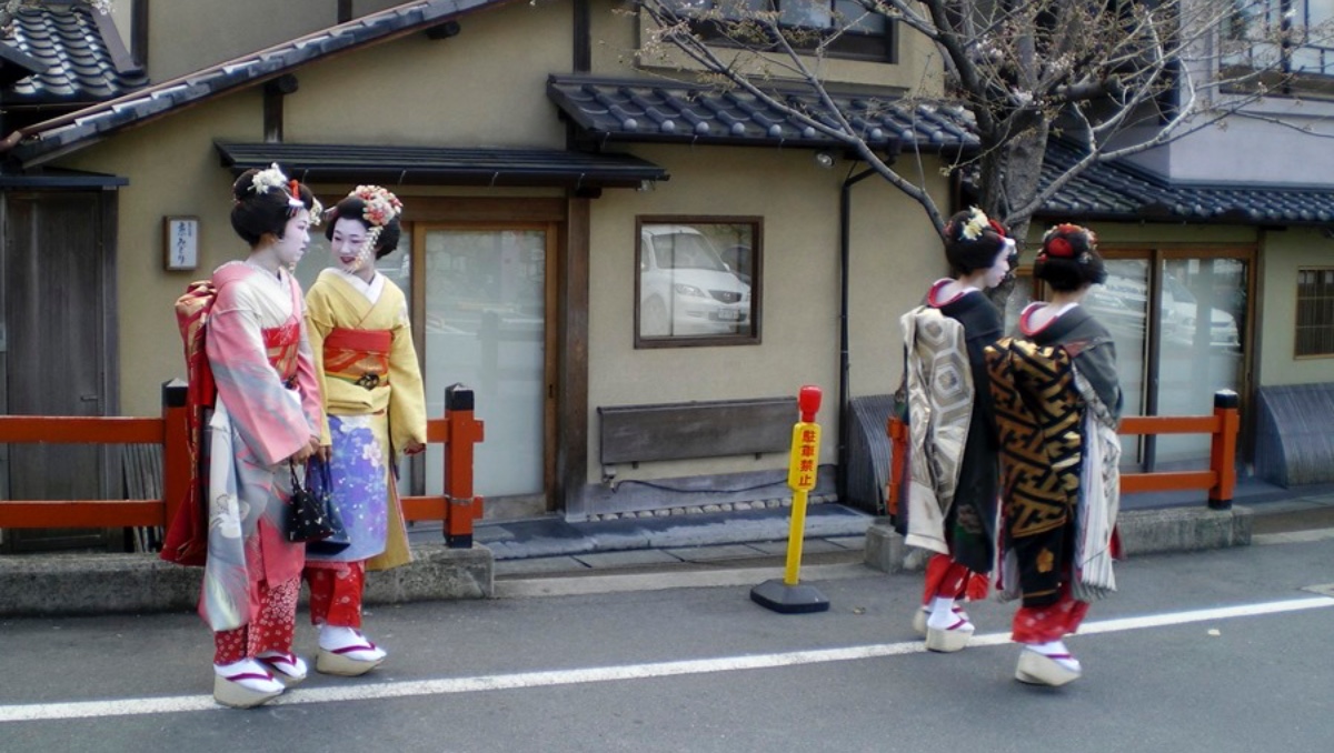 Vecinos de Kioto buscan proteger a las geishas de los turistas | EFE