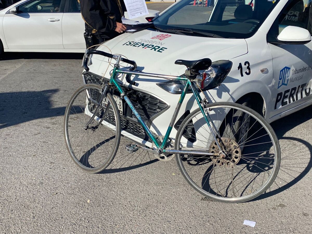El adulto salió proyectado junto a su bicicleta y cayó sobre el suelo, mientras que la unidad siguió su camino. | Especial