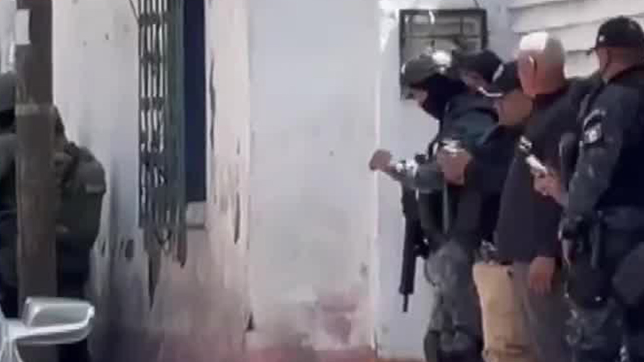 Autoridades del Estado de México realizan cateo en Ocuilan, en búsqueda de servidores públicos