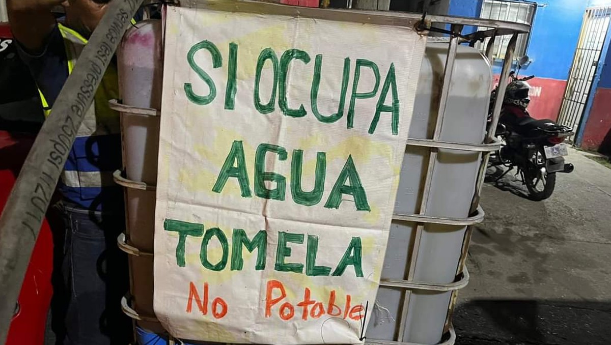 Bomberos voluntarios de Altamira regalan agua.