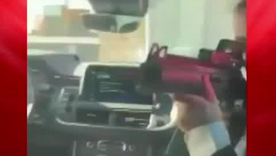 Destituyen a embajador de Reino Unido, Jon Benjamin, tras difundirse video bromeando con un rifle