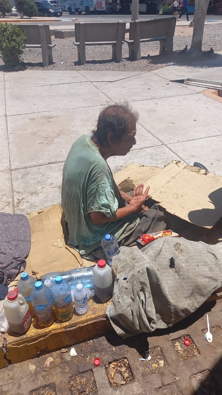 Hombre en situación de calle afectado por ola de calor en Sinaloa / Especial