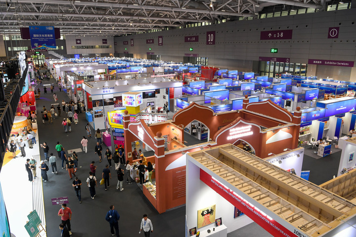 Visitantes recorren la 20ª Feria Internacional de Industrias Culturales de China. (Xinhua/Liang Xu)