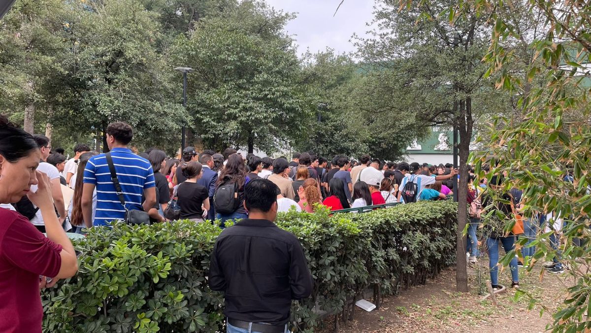 Los aspirantes llegaron desde temprano para presentar el examen de admisión a las facultades de la UANL. Ángel Mercado