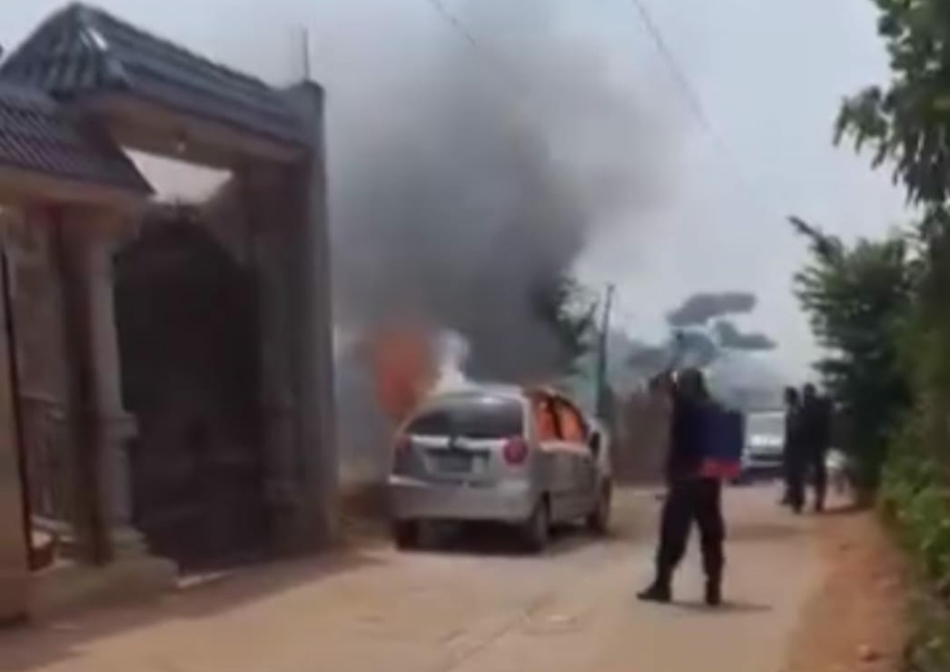 Auto fue incendiado en las calles.