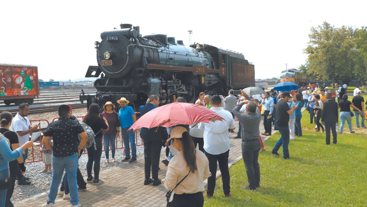 Niños y sus papás pudieron pasearse en la Puffer Belly Express en las instalaciones de la ferroviaria. Leonel Rocha