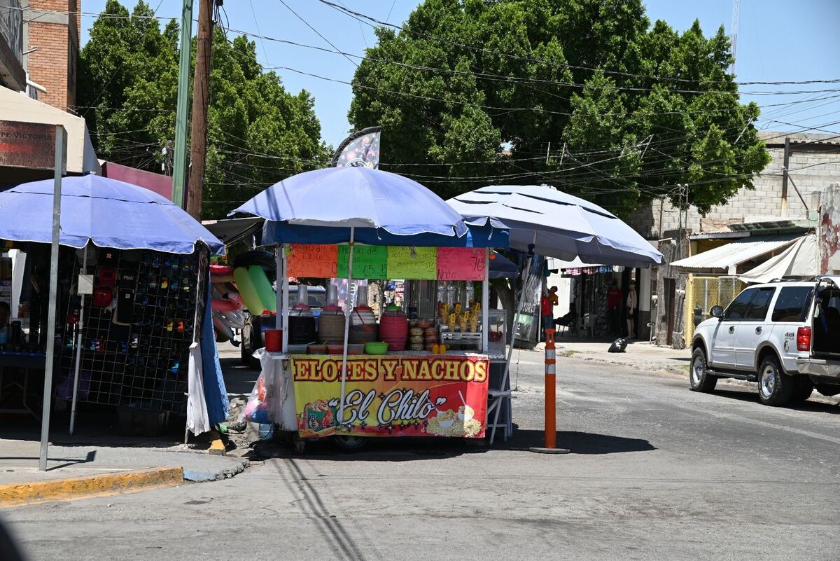Piden a puestos ambulantes cuidar los productos de la rápida descomposición por calor extremo. | Adriana Magallanes.