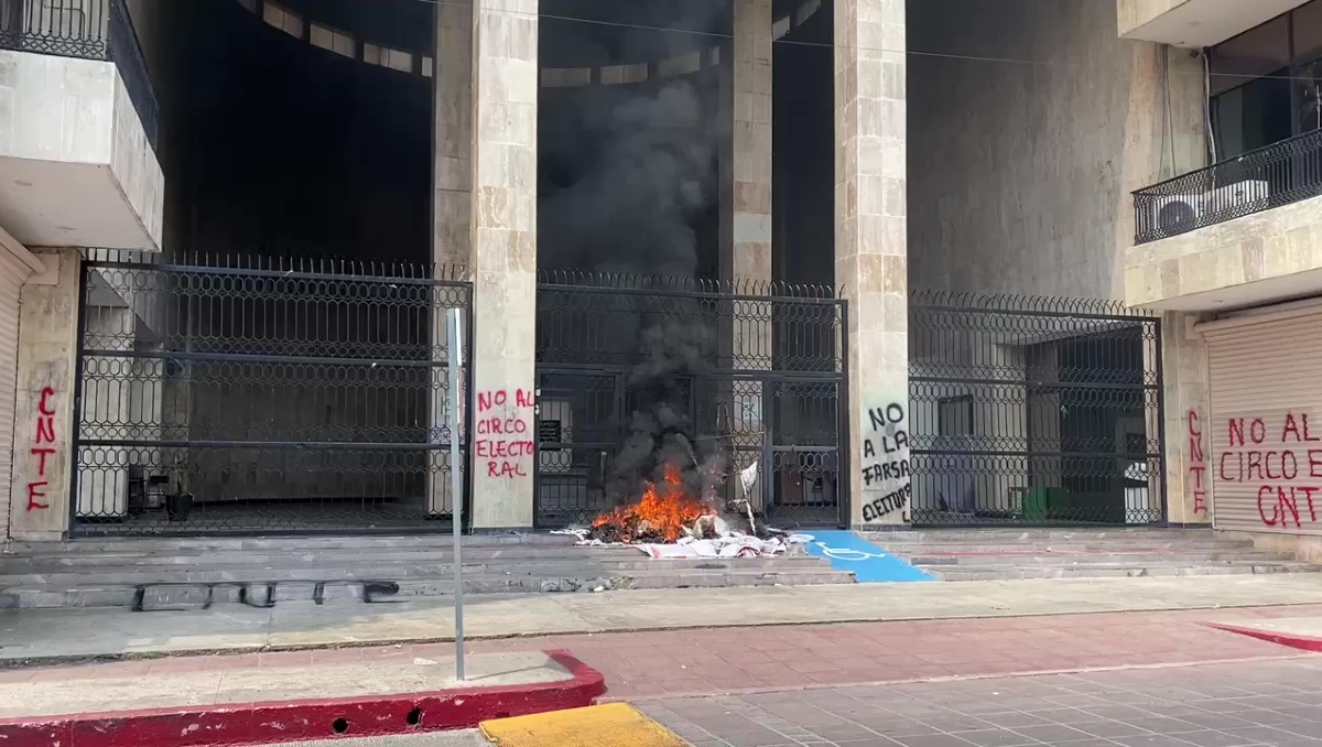 Propaganda electoral fue incendiada frente al Congreso de Chiapas. | Especial