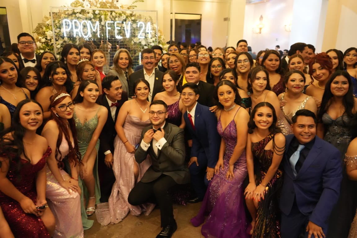 El rector de la UAT, Dámaso Anaya Alvarado, apoyó en la realización de la fiesta de graduación de la Facultad de Enfermería. | Facebook