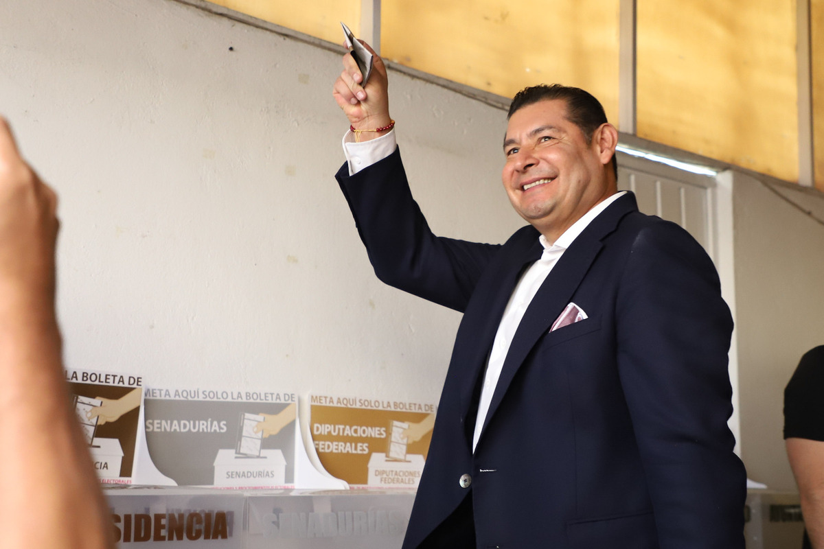 Alejandro Armenta votando