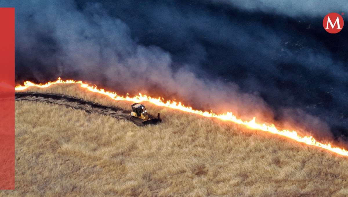Bomberos de California combaten el fuego a contrarreloj. | AP