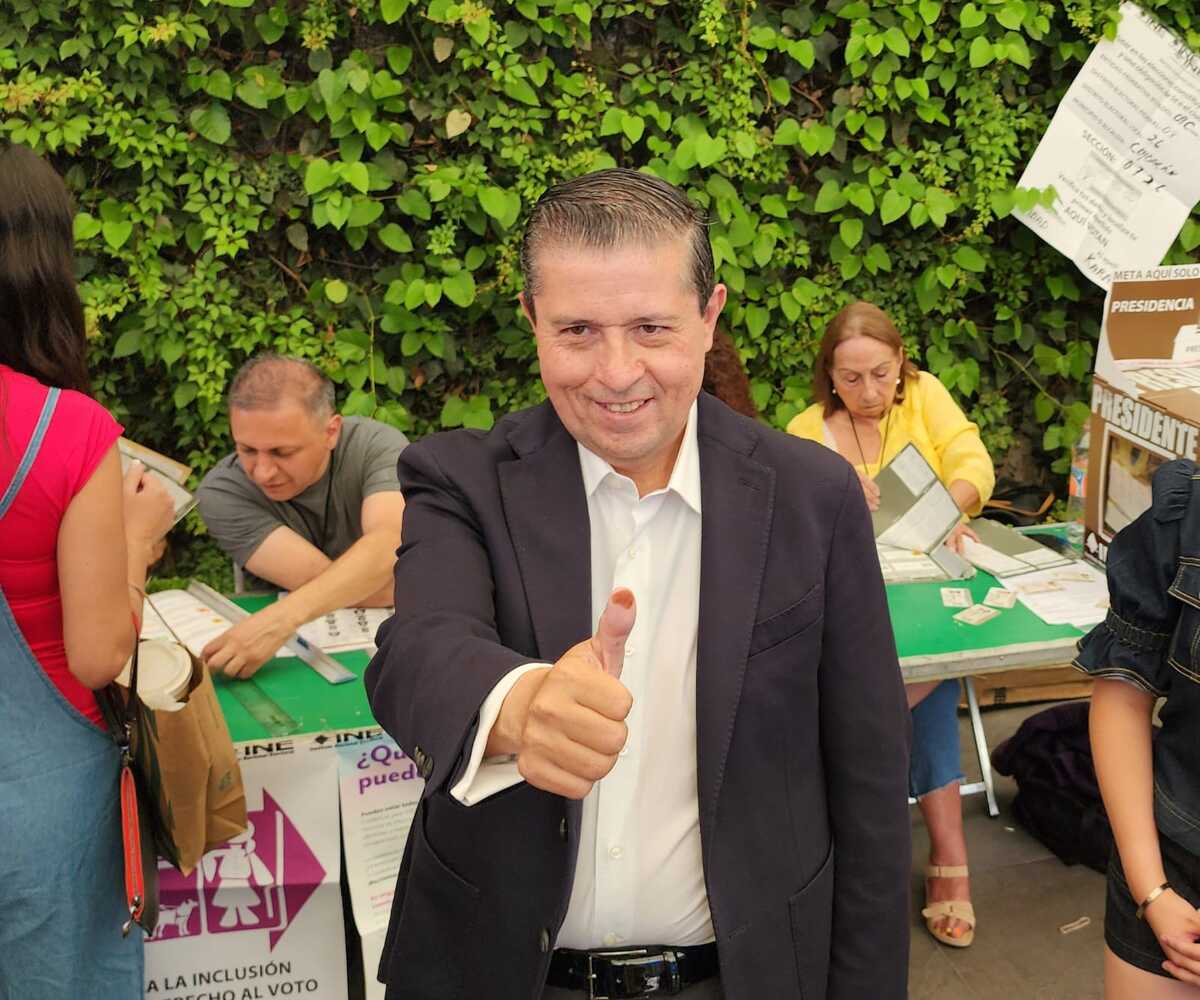 El candidato de la coalición "Va X La CDMX" fue acompañado de su esposa e hijas para emitir su voto en Coyoacán.