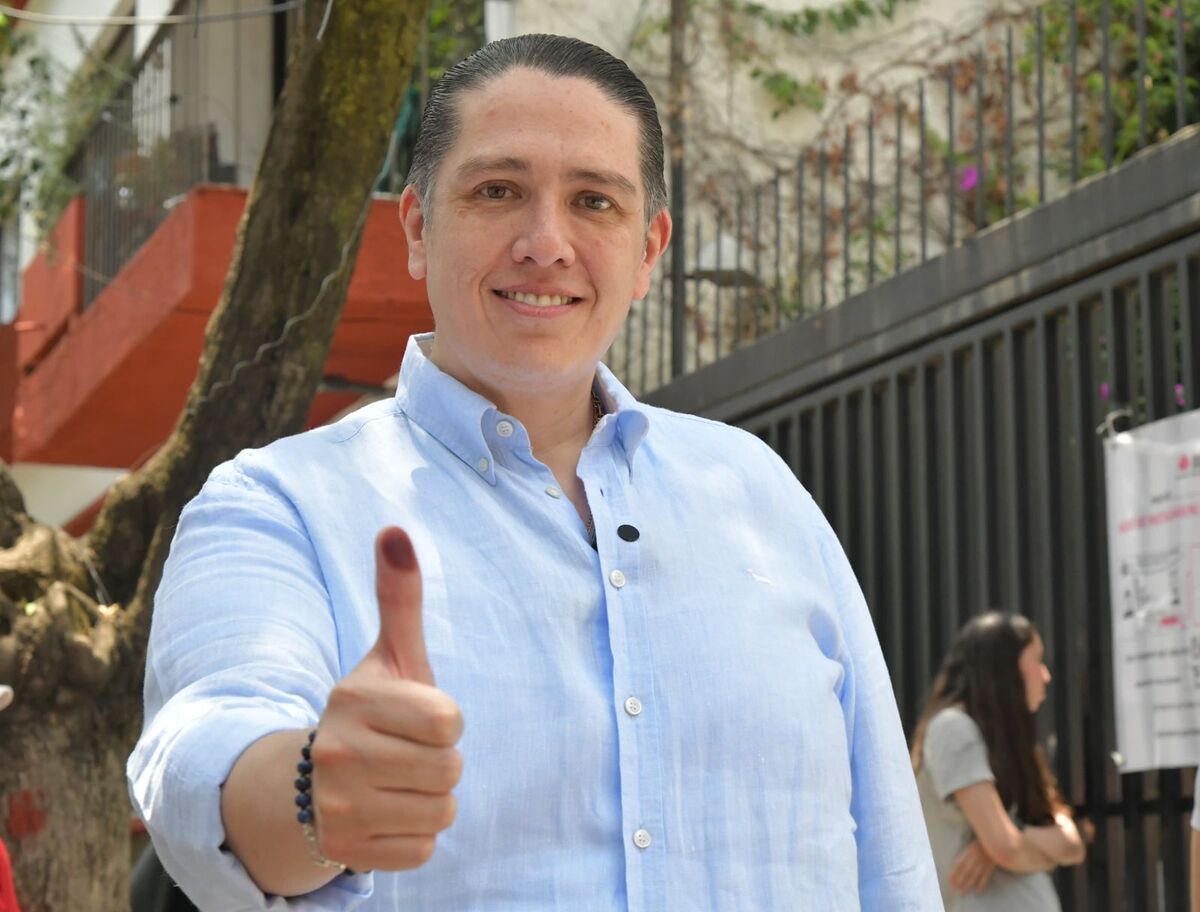 El candidato de PRI, PAN y PRD, Luis Mendoza, salió a ejercer su voto en BJ.