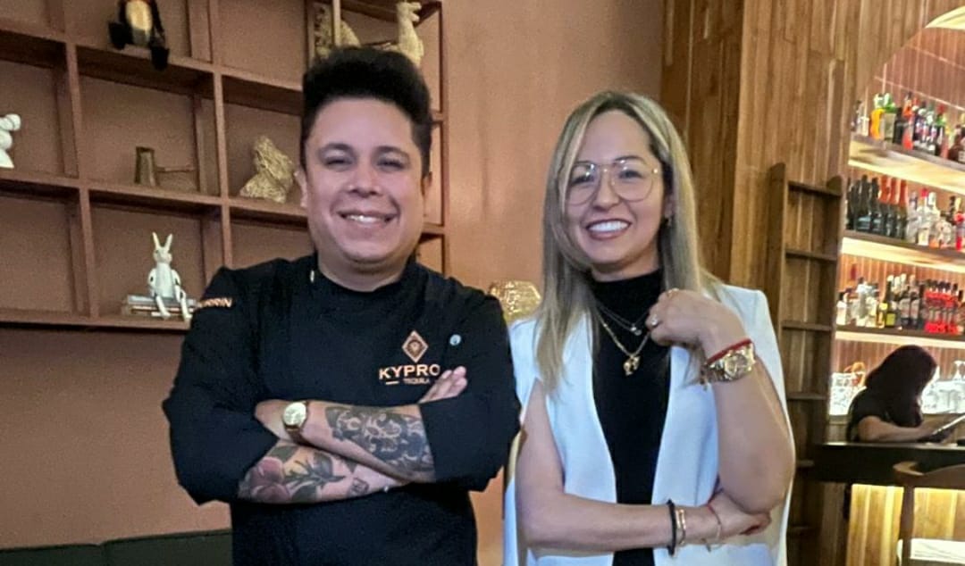 César Ponce “Burrín” y Gaby Vázquez en la presentación del destilado / Lizbeth Cruz