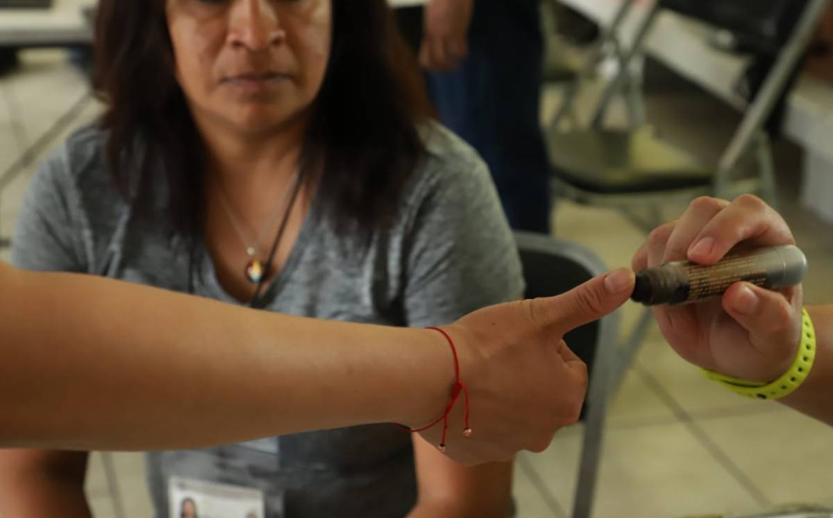 Ciudadanos acuden a votar en las diversas casillas alrededor del país. Foto: Jesús Quntanar