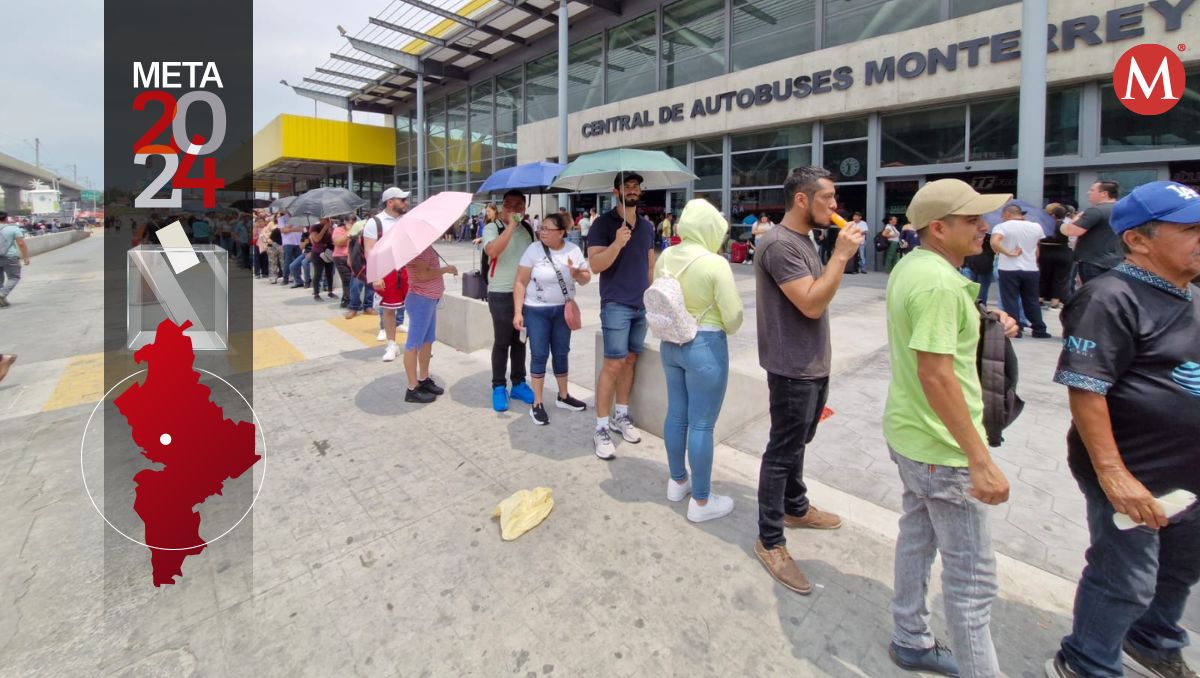 Ciudadanos hacen largas filas en la Central de Autobuses para ejercer su voto en las casillas especiales. Orlando Maldonado
