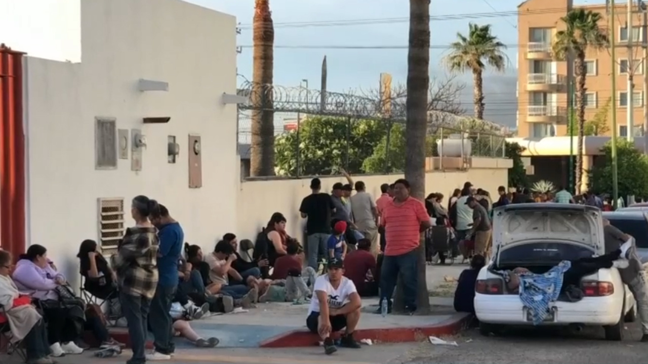Ciudadanos se forman desde un día antes para votar en Hermosillo, Sonora