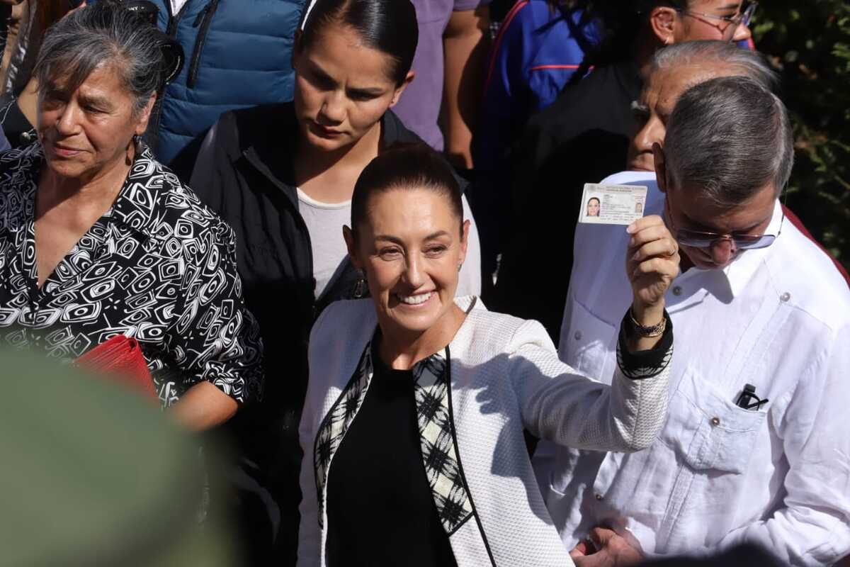 Claudia Sheinbaum muestra su identificación del INE antes de emitir su voto / Jesús Quintanar