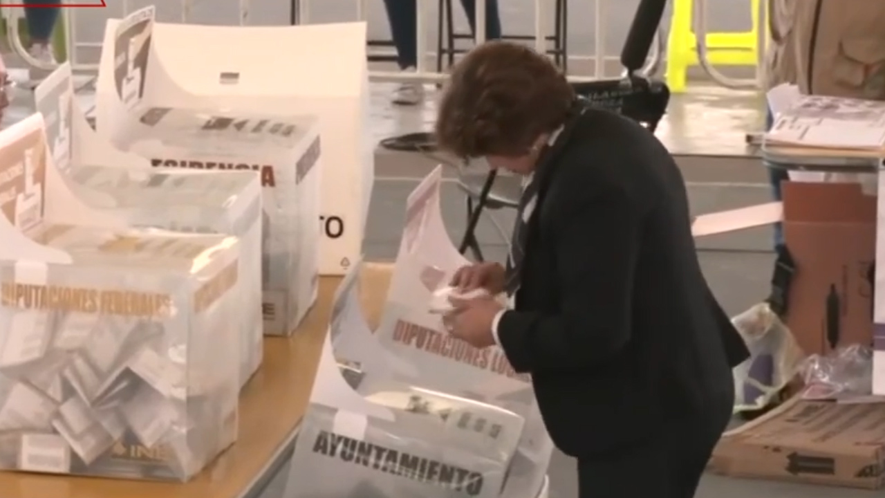 Delfina Gómez, gobernadora de Edomex, emite su voto