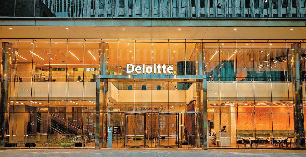 Firmas como Deloitte y EY están recortando costos y reorganizándose. SHUTTERSTOCK