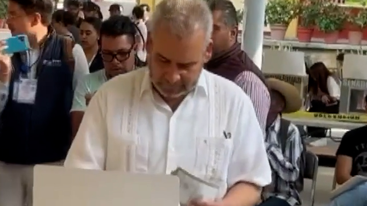 Gobernador de Michoacán acude a votar, rechaza hablar sobre candidato asesinado en Cuitzeo