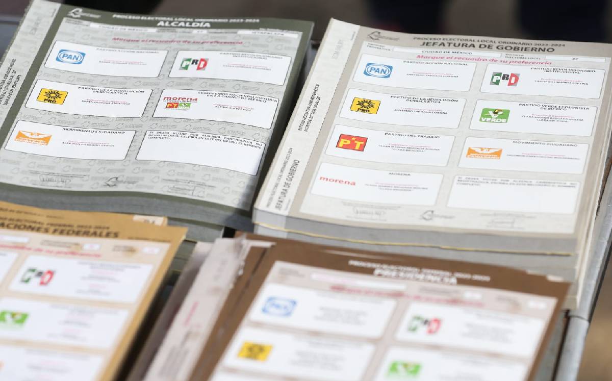 Entregan boletas con los cargos contendientes a las elecciones 2024. Foto: Araceli López
